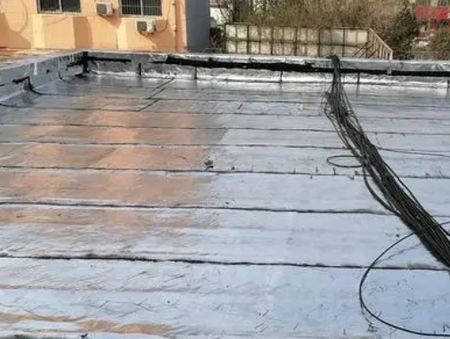 琼中卫生间漏水维修公司分享下琼中屋面楼顶防水刚性防水层施工要点。